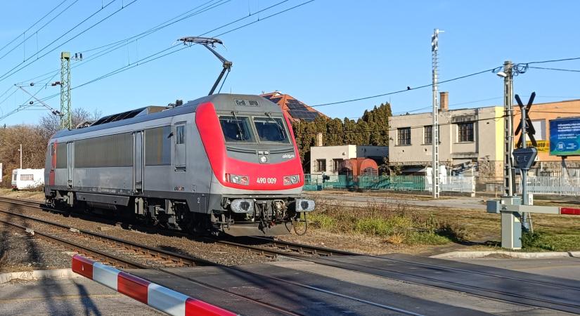 Balesetezett a vonat, fél napra leáll a közlekedés a vonalon