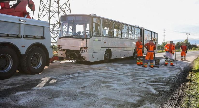 Halálos buszbaleset - Helyszíni fotók a hétfői szerencsétlenségről
