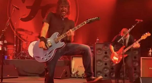 Először koncertezett új dobosával a Foo Fighters (videó)