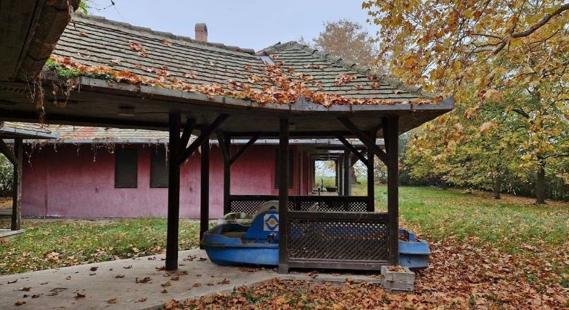 Kopott vízibiciklik vigyázzák a bezárt balatoni hotel elfeledett világát