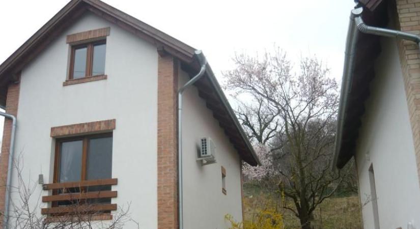 A Kisfaludy-pénz sem mentette meg a bedőlt kínai borszállást – a NAV próbálja eladni