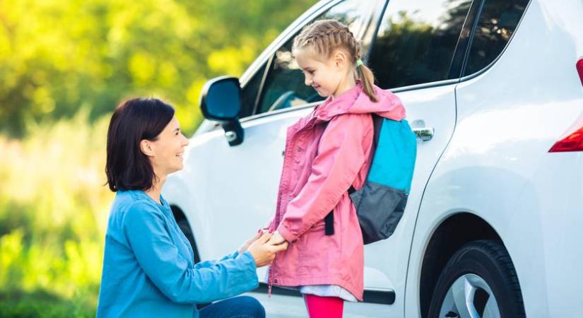 Hátráltatja a gyerek fejlődését, a szülők mégis szeretik – Ez a baj az iskolai KR parkolókkal