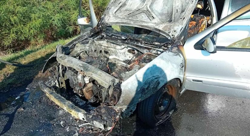 Porig égett egy autó a 4-esen – durva fotókon mutatjuk a tűz pusztítását