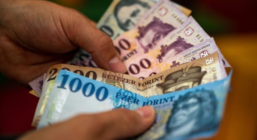 Másfél éves csúcsra pattant a forint