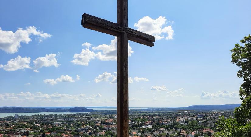 Két ikonikus kilátópont Balatonfüred felett – Tamás-hegyi kereszt és Jókai-kilátó