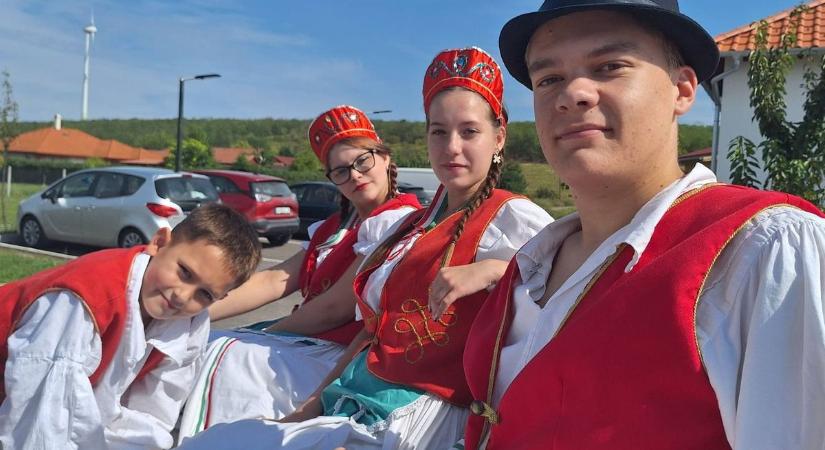 Színes felvonulás és fergeteges bál tette emlékezetessé az őszi hétvégét
