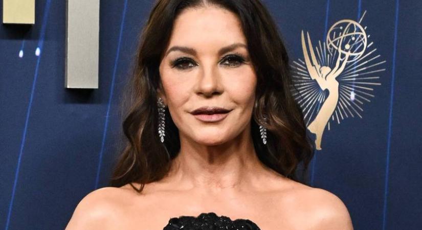 Az 55 éves Catherine Zeta-Jones átlátszó estélyiben: Emmy-gálán ellopta a show-t