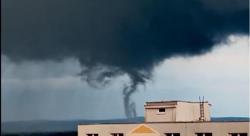 Apokaliptikus jelenetek a szlovák határnál: tornádó csapott le (VIDEÓ)