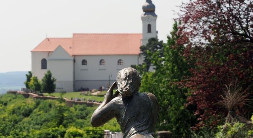 Isten éltessen, Tihany!
