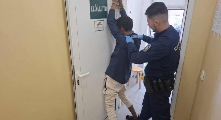 Nőket zaklatott egy férfi Szekszárdon, egyikük épp a kisgyermekével sétált