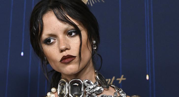 Jenna Ortega gyakorlatilag félmeztelenül jelent meg az Emmy-gála vörös szőnyegén