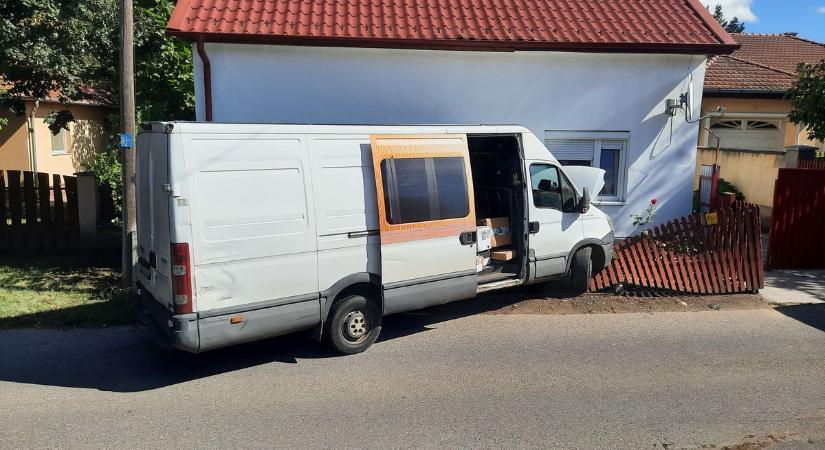 Kerítésszaggató! Elvesztette uralmát a jármű felett, belehajtott a házba Nyíregyházán (fotók, videó)