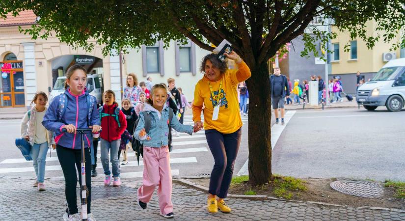 Közösséget épít a séta: ismét működik a Lábbusz program Sepsiszentgyörgyön