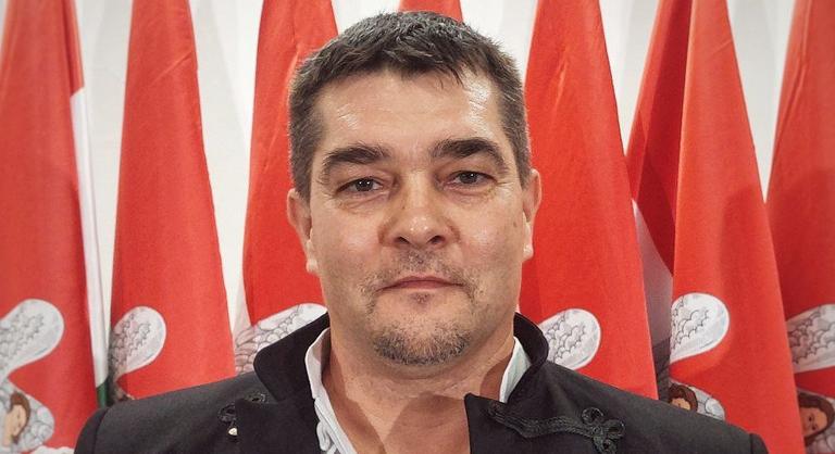 Több millió forint vérdíjat tűztek ki egy magyar polgármesterre, rendőrök védik