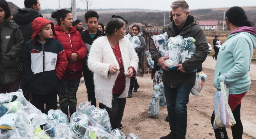 A Fidesz hétvégi, DPK-tagoknak szervezett rendezvénye alatt a Tisza kórházaknak visz ajándékcsomagokat