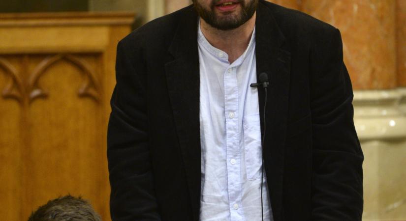 Pedofil botrány állítólagos politikusi érintettséggel: feljelentést tesz az ellenzéki képviselő