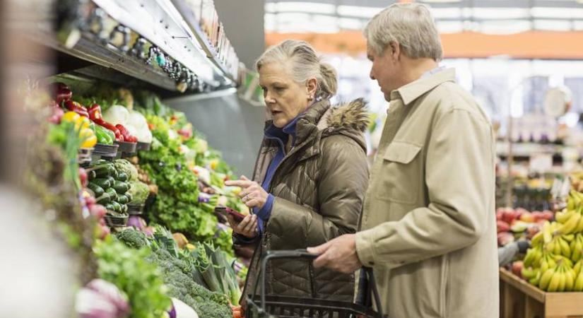 Versengenek a nyugdíjasokért a boltok: bármit megtesznek, hogy náluk költsd el az utalványt