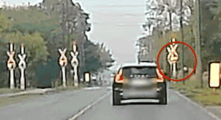 Megfújta a szondát, józan volt, majd a rendőr előtt simán áthajtott a vasúti piros jelzés alatt