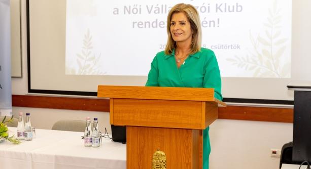 Tíz sikeres év után búcsúzott a DKIK titkára