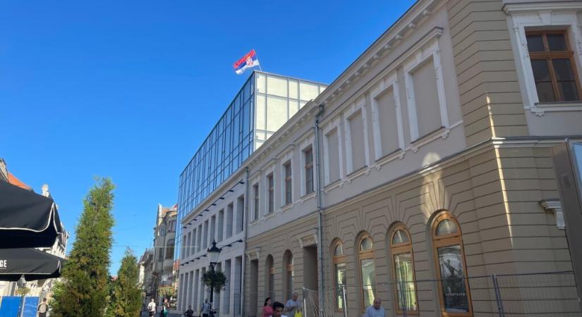 Kitűzték a nemzeti lobogót a Népszínház épületére (Fotó)