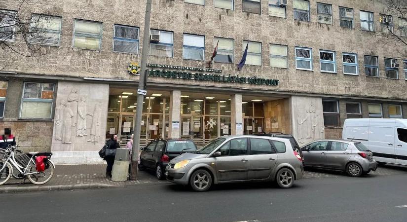 A nyílt utcán esett össze egy férfi Debrecenben, többen próbáltak rajta segíteni