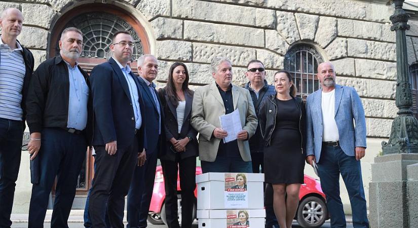A Néppárt 32 ezer aláírást adott át a legfőbb ügyész leváltásáért