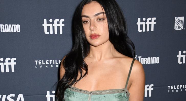 Másodjára is férjhez ment Charli xcx, ezúttal egy áttesztő ruhában és mesés helyszínen