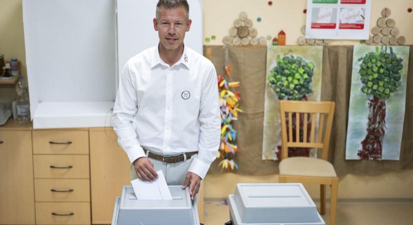 Magyar Péter hatalmas bejelentéssel és furcsa kinézettel sokkolta a híveit
