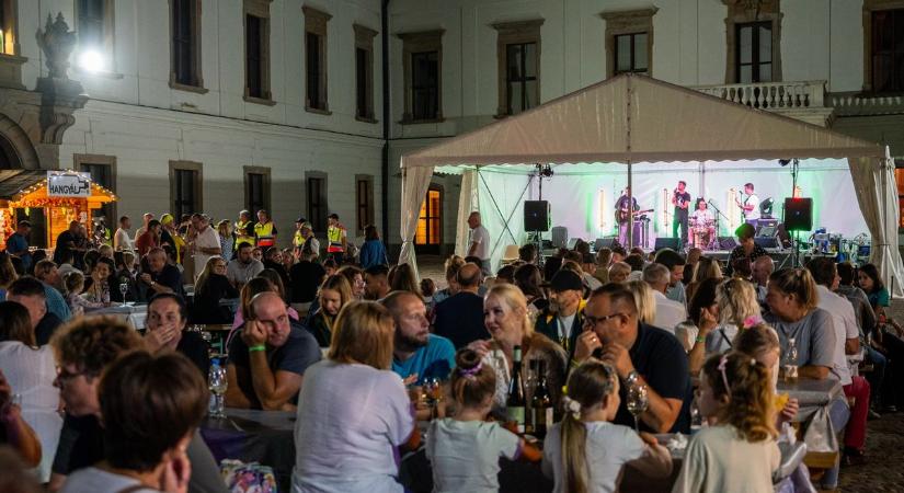 Cicege a tányéron, bor a pohárban – fesztiválhangulat az Esterházy-kastély udvarán