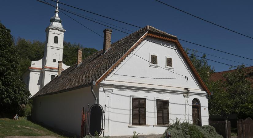 Levizelt templomfal, hiányzó emléktábla: az ellentmondásos kormányfő falujában jártunk
