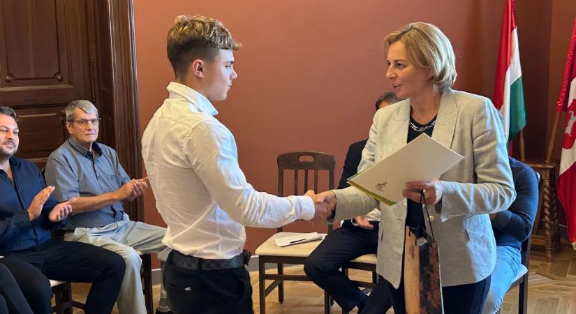 Aranyérmek és egyéni csúcsok – kiemelkedő kecskeméti sportolókat köszöntöttek – fotók, videó