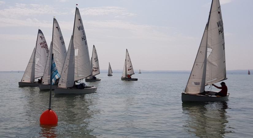 A hétvégén Balatonfüred, Koloska Marina bázissal a keleti medencében zajlott a hagyományos Villamosenergia-ipari Vitorlás Találkozó.