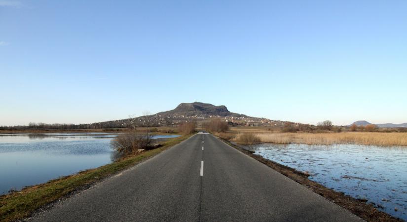 Értesülés: védett balatoni öbölbe építenének egy csónakkikötőt