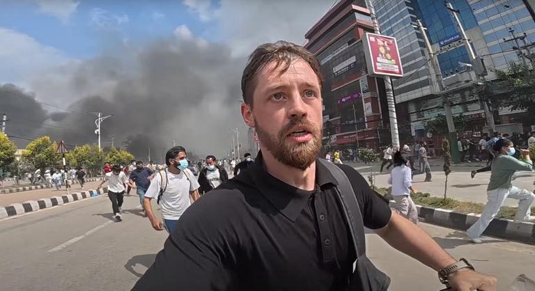 A lövések elől menekülő vlogger, aki tudta nélkül az egész világnak tudósított