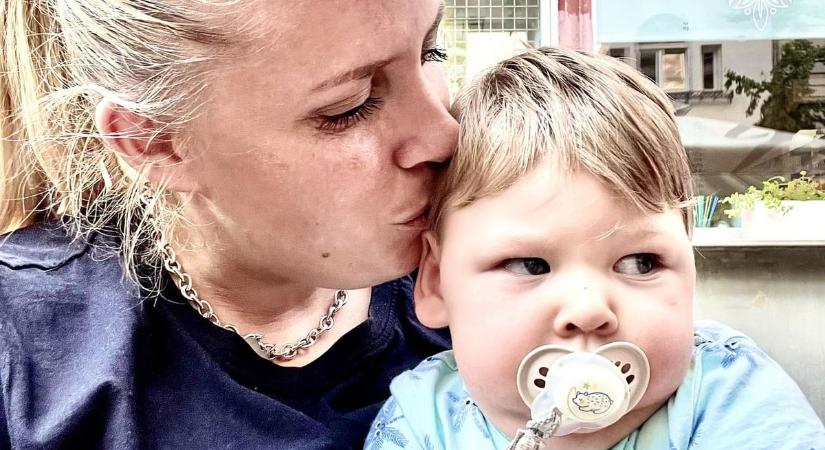 "Sohasem adom fel" – édesanyja továbbra is bízik az oxigénhiányos Áron fejlődésében