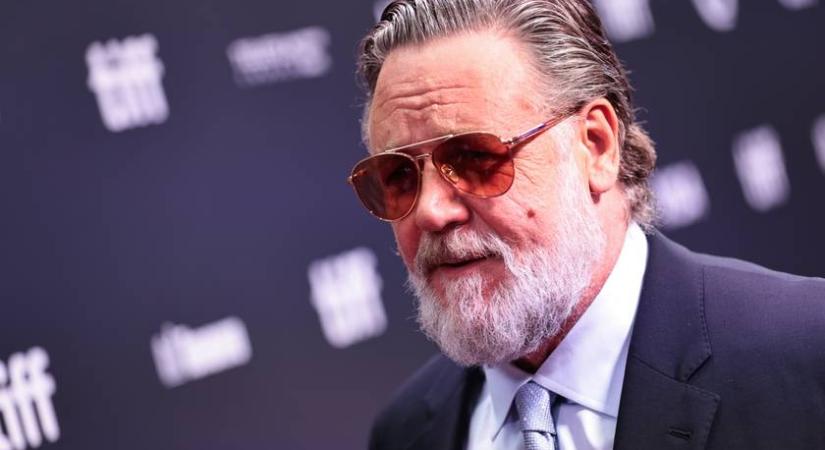 Ő Russel Crowe gyönyörű menyasszonya: Britney 27 évvel fiatalabb a színésznél