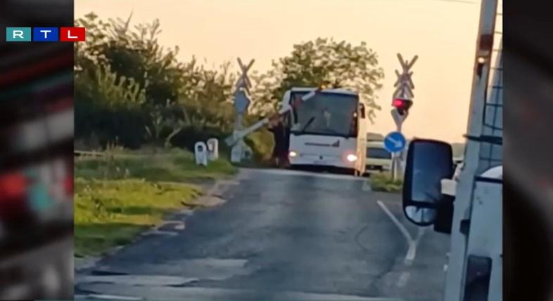 Tragédia is lehetett volna: két férfi felnyitotta a vasúti sorompót