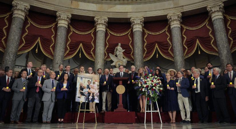 Megható megemlékezés Charlie Kirkre: gyertyát gyújtottak az amerikai Kongresszusban