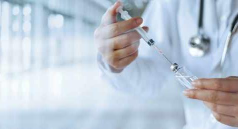Engedélyezték a magyar hatóságok az AstraZeneca és a Szputnyik V-vakcinát