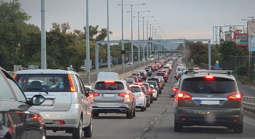 M1-es autópálya bővítése: óriási dugokkal indultak az átépítési munkálatok, a MÁV is készül a közlekedési változásokra
