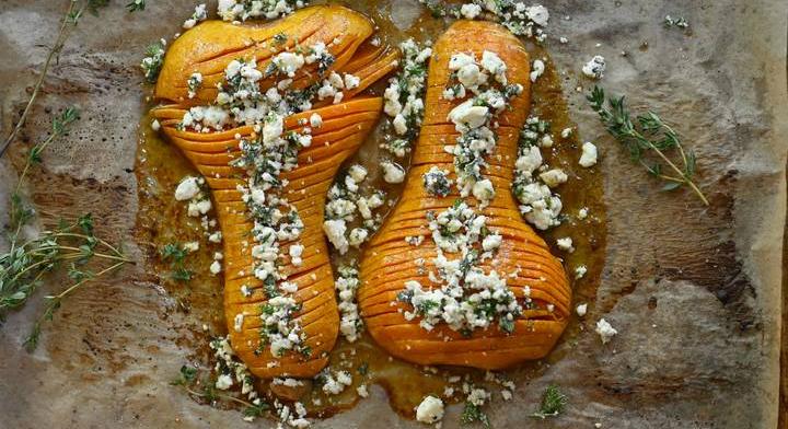 Hasselback-sütőtök fetakoronával: rusztikus elegancia a tányéron