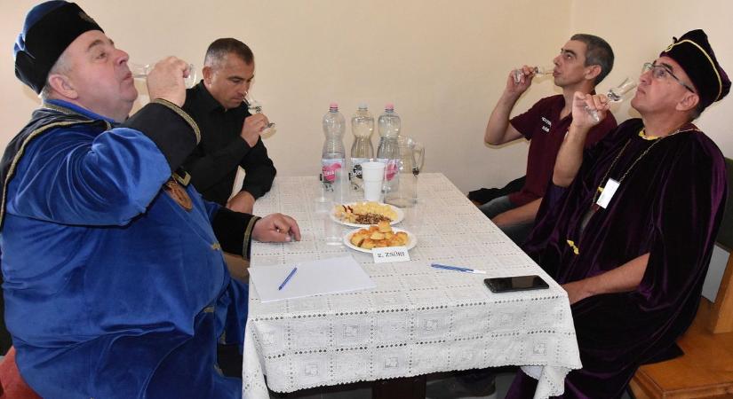 Pálinkadal másképp: borban az igazság, sörben a szabadság, pálinkában az őszinteség