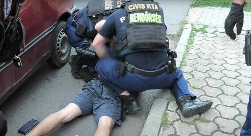 Kattant a bilincs a hajdúszováti díler csuklóján – videóval