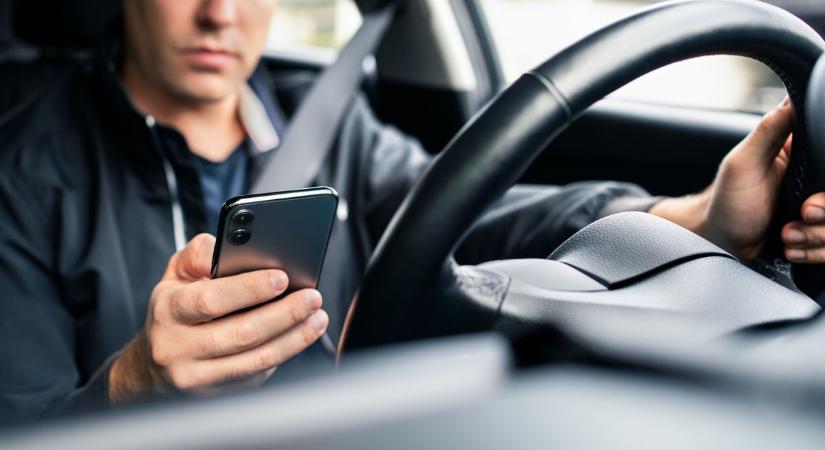 Kapjon súlyos büntetést, aki vezetés közben telefonál?