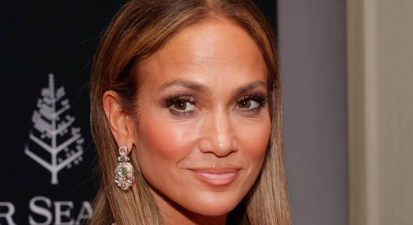 Jennifer Lopez felismerhetetlen a friss fotón: platinaszőke hajjal teljesen más