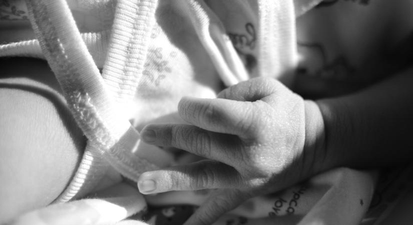 Bútorba verte 6 hetes kisbabája fejét egy hajdúszoboszlói apa, nem először kegyetlenkedett Ádámkával