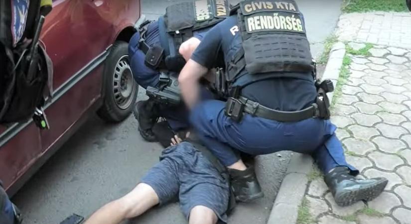 Kommandós akció a hajdú-bihari faluban! Az egész utca végignézte, ahogy a bűnöző a földet csókolja – videóval!
