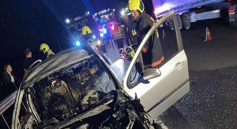 Kigyulladt egy személyautó az M86-oson - fotók