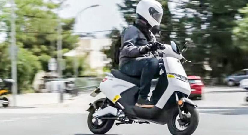 Pillekönnyű robogó egy roller áráért - Kicsi a bors, de...