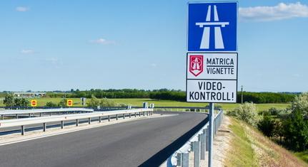 Könnyen elbukhatja Mészáros Lőrinc és Szíjj László a 35 évre kötött autópálya-koncessziót